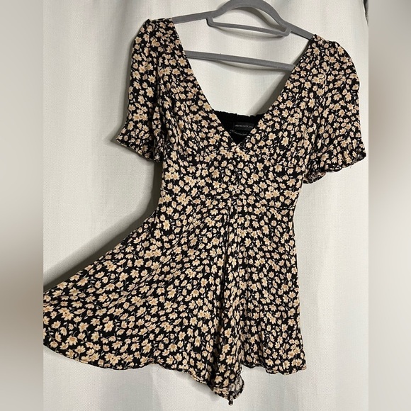 Urban Outfitters Tea Time Black and Yellow Floral Plunging Romper XS - Picture 4 of 15